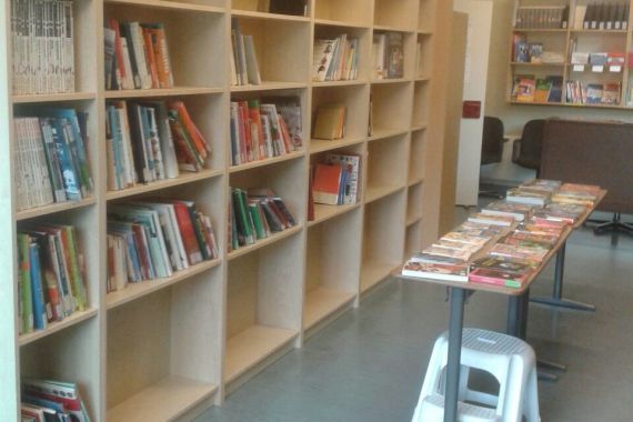 Bücherregal einer Bücherei