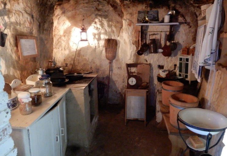 Eine Küche im Höhlendorf Langenstein