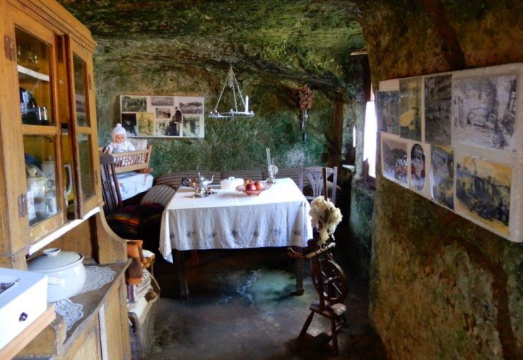 Ein Wohnzimmer im Höhlendorf Langenstein